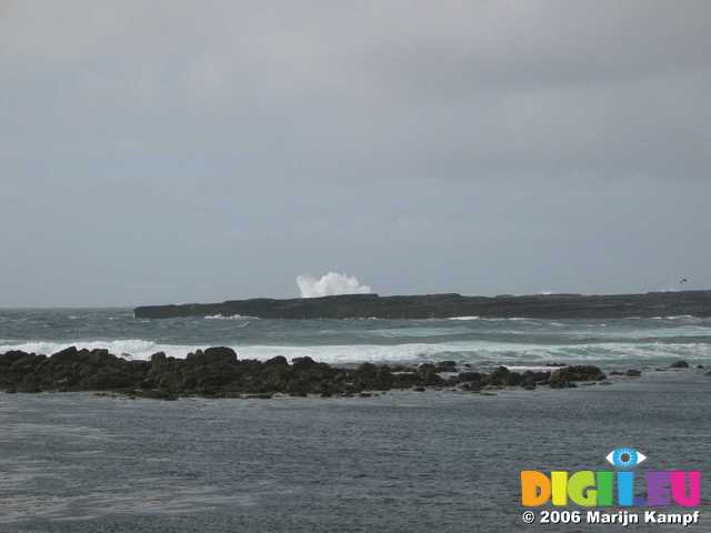 19187 Waves over rocks